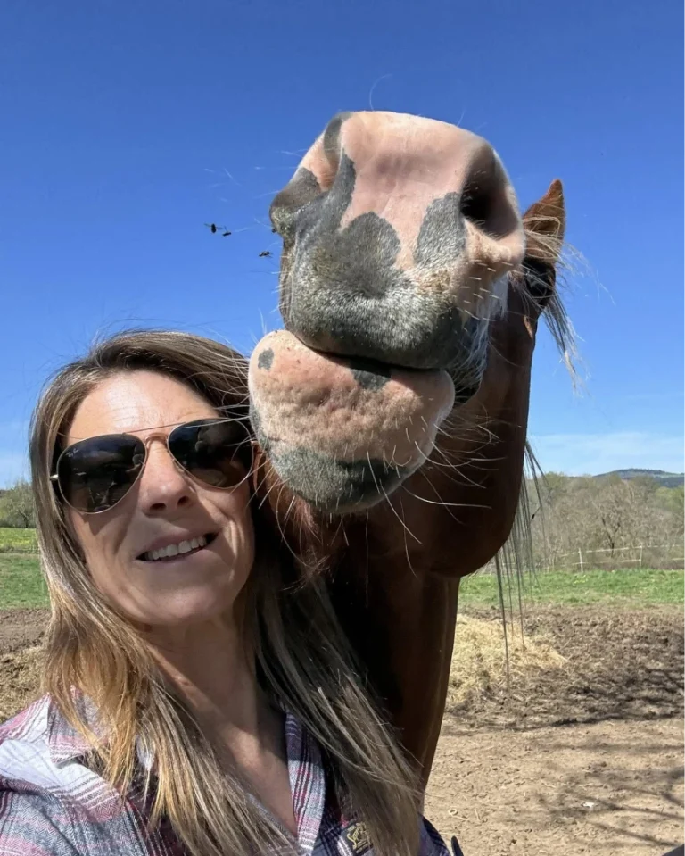 Marie et un cheval en confiance aux Écuries de Lodbrok