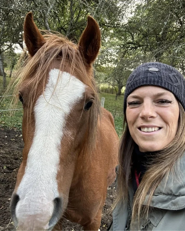 Marie et un cheval en connexion lors d'une promenade