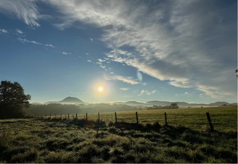 Vue panoramique sur les Combrailles depuis les Écuries de Lodbrok