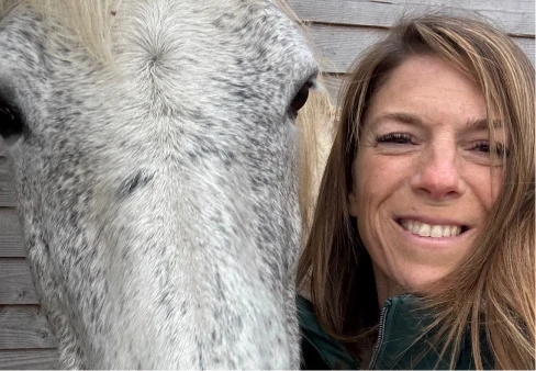 Marie avec son cheval aux Écuries de Lodbrok