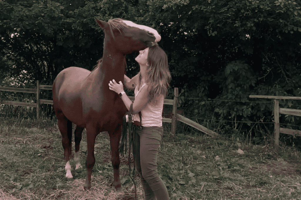 Marie Coudry Maussion accompagne chaque cheval et chaque propriétaire avec une écoute et une sensibilité qui font la singularité du lieu.